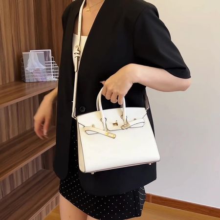 High-end platinum tote with a premium feel and niche design